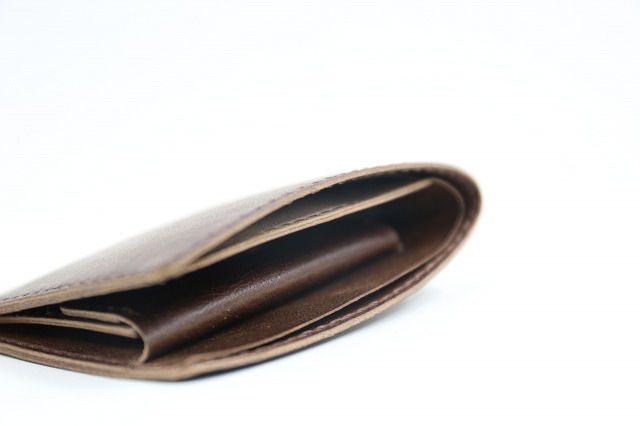 イタリアンタンニン鞣しラクダ革仕様 二つ折り財布（ハーフウォレット）