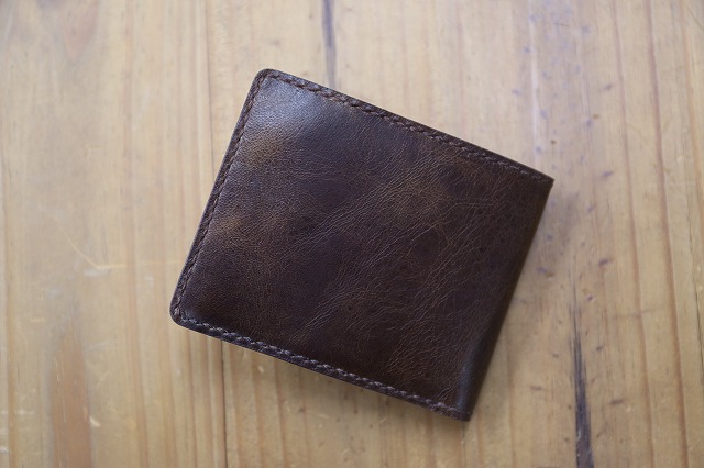 イタリアンタンニン鞣しラクダ革仕様 二つ折り財布（ハーフウォレット）