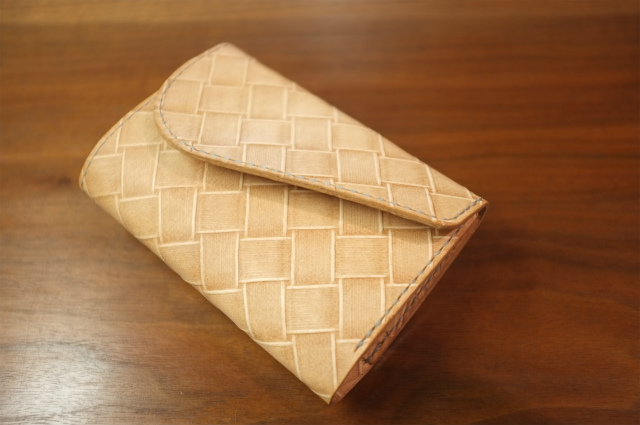 山羊革 オリジナル型押しセミロングウォレット （二つ折り財布）