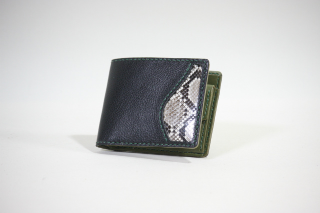 ダイヤモンドパイソン飾り栃木レザーハーフウォレット（二つ折り財布）