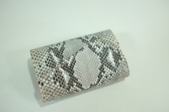 栃木レザー ダイヤモンドパイソン 仕様 セミロングウォレット （フラップ付折り財布）