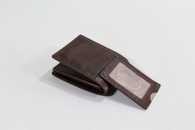 イタリアンタンニン鞣しラクダ革 使用 変形パス窓付ハーフウォレット（二つ折り財布）特注オーダーメイド