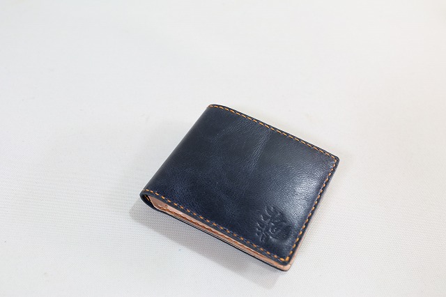 イタリアンタンニン鞣しラクダ革 使用 ハーフウォレット（二つ折り財布） ギター刻印 特注カスタムオーダーメイド