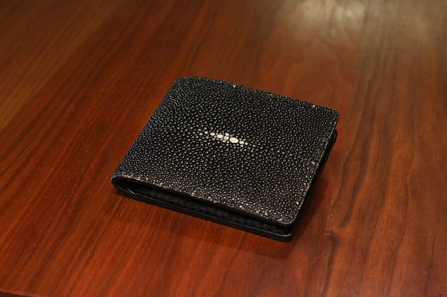エイ革（スティングレイ）使用 カードタイプハーフウォレット（二つ折り財布）特注カスタムオーダーメイド